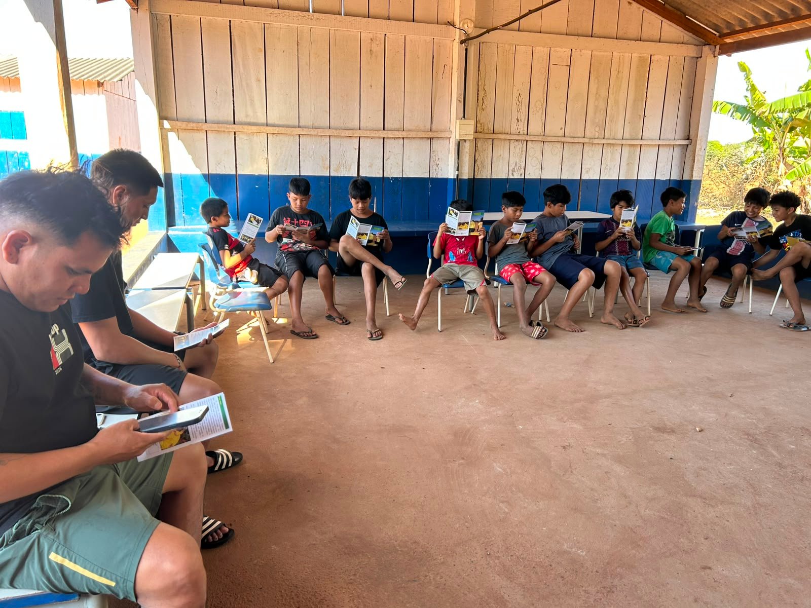 Estudantes das aldeias com o material pedagógico do projeto