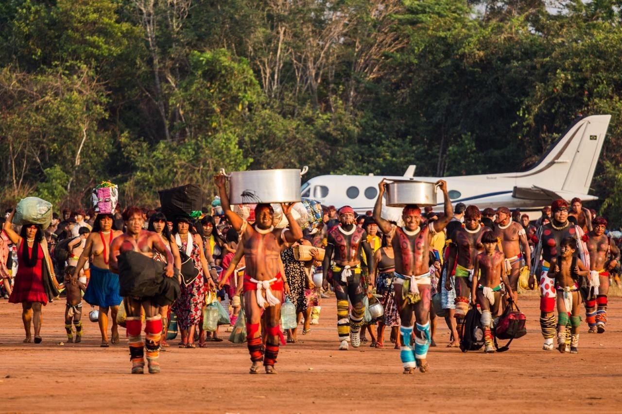 Chegada de convidados para o Kuarup, no Território Indígena do Xingu