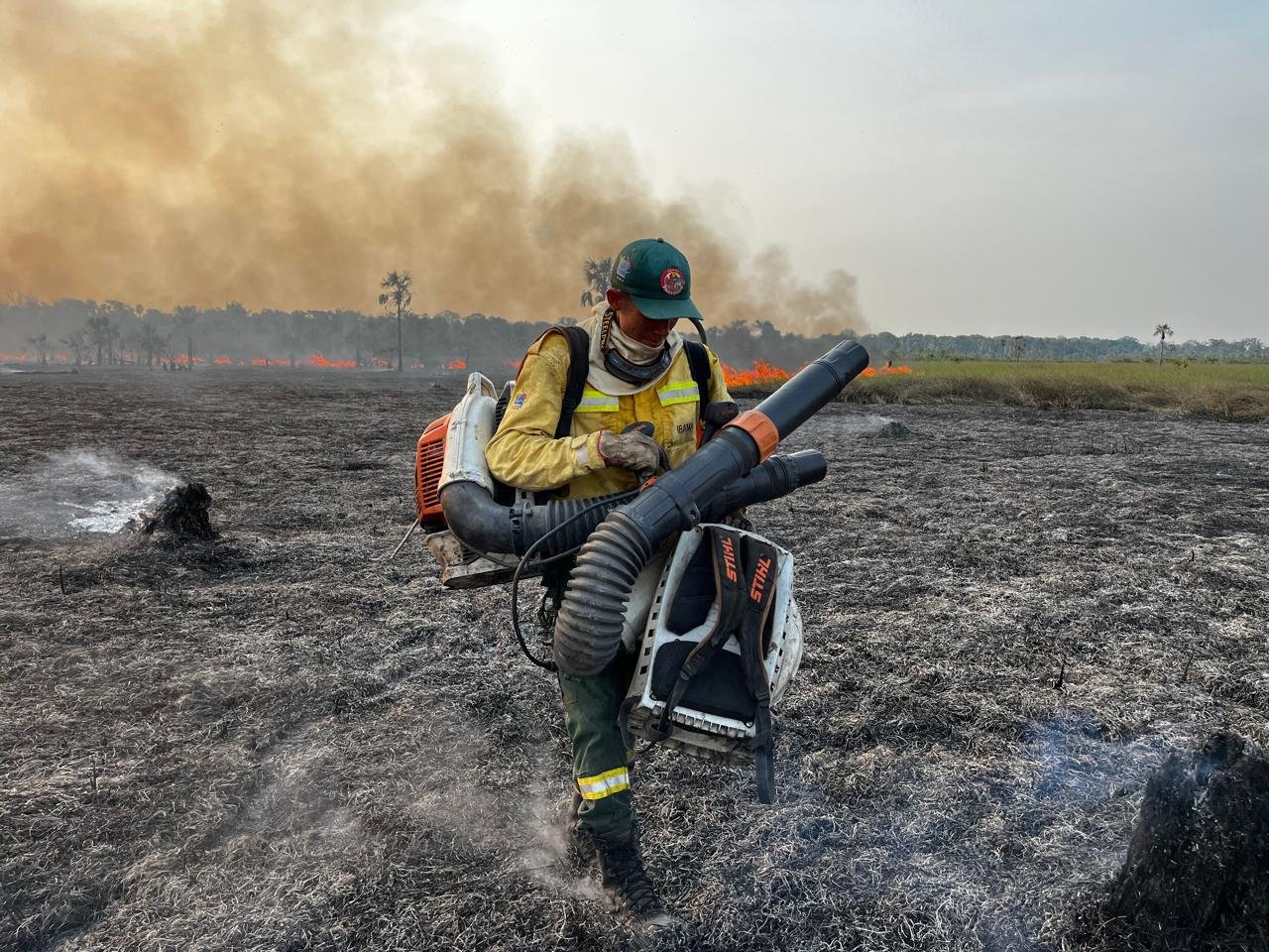 Brigadista indígena com soprador em área queimada no Território Indígena do Xingu